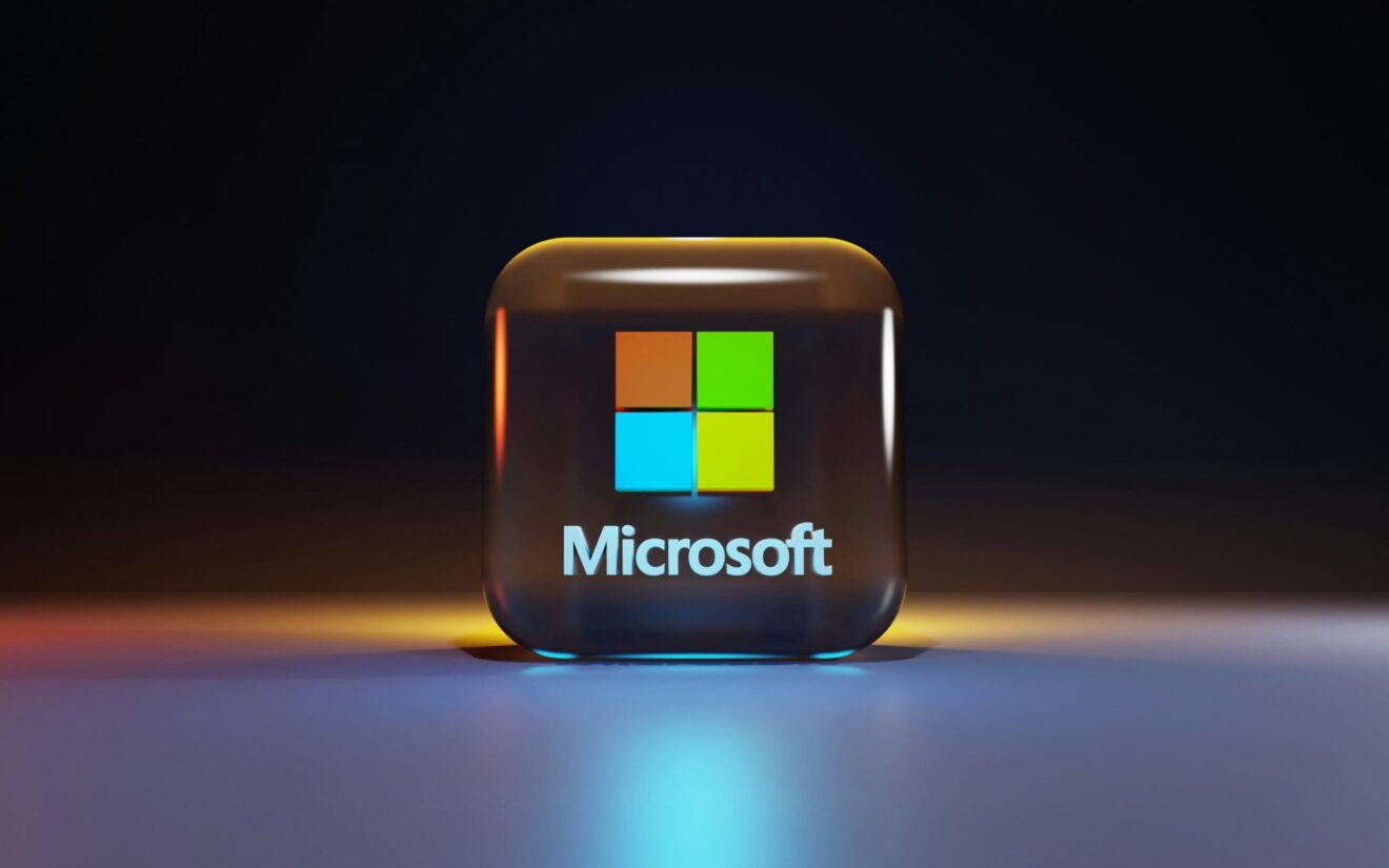 Na zdjęciu widać czarną kostkę z logiem Microsoftu